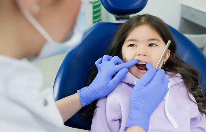 Atención profesional tras golpes en los dientes Lesiones tras golpes en los dientes: niña en el dentista