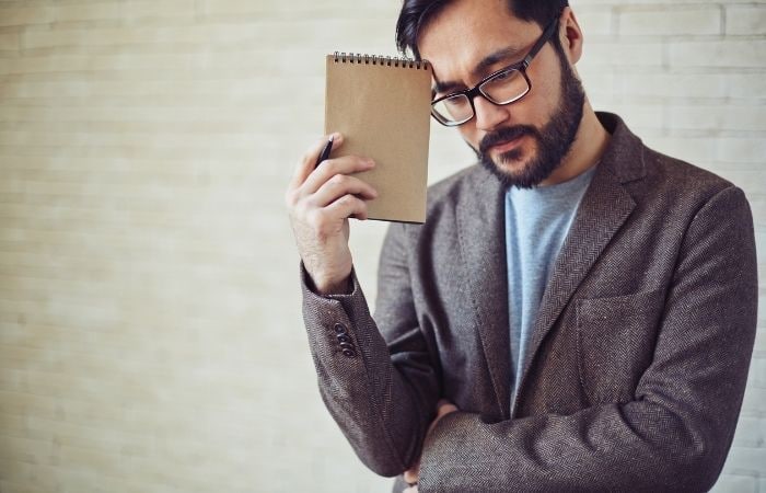 La efectividad del método de Loci ha sido comprobada y es aplicable a los adultos Método de Loci: hombre con cuaderno en la mano en actitud pensativa