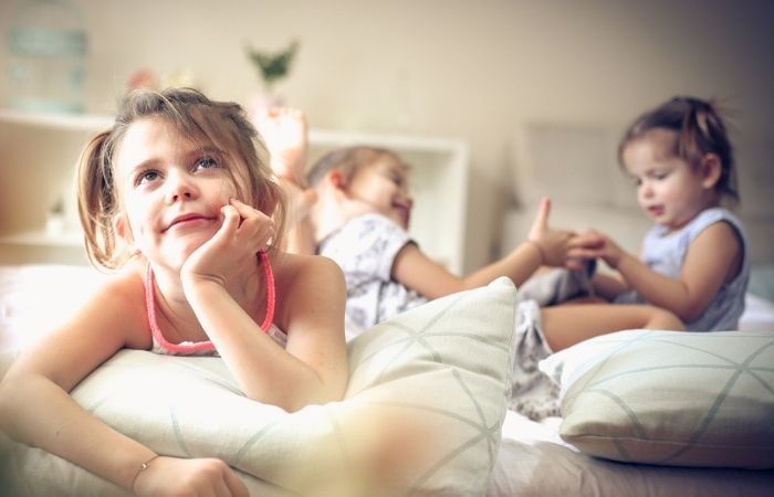 El método de Loci les ayudará a ser más creativos Método de Loci: tres niñas en habitación, una pensativa, dos jugando