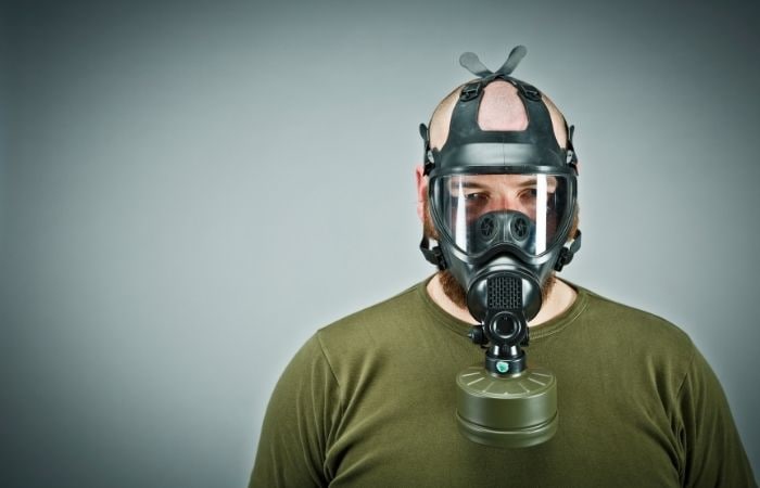 Entre los elementos fundamentales de los preppers está la mascarilla antigás Preppers: hombre con mascarilla antigás