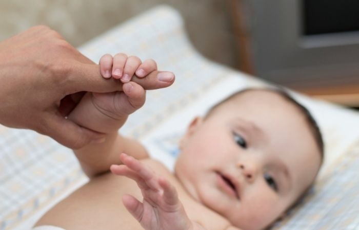 Muchos reflejos son autodefensivos Un padre prueba los reflejos de su hijo con la mano