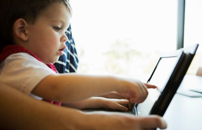 Señalar es un indicativo de un buen desarrollo Los niños aprenden a señalar desde pequeños, también en las pantallas