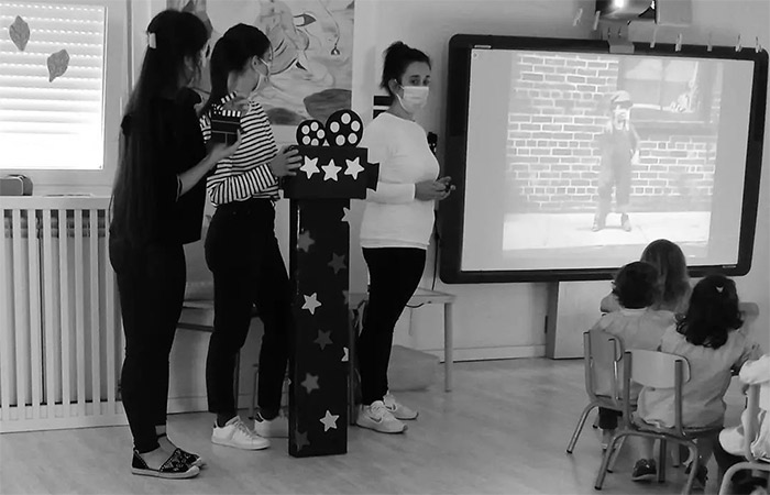 Foto en blanco y negro de una proyección de cine mudo en clase acercar el cine a la escuela infantil