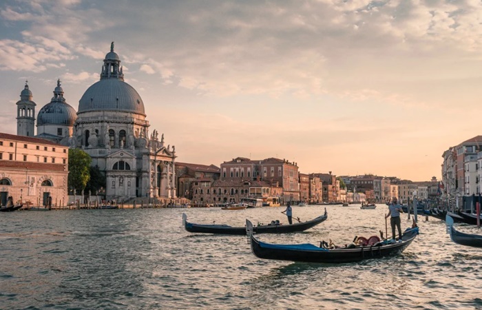 Venecia es una ciudad que puede verse en un fin de semana Ciudades de Europa para ver en un fin de semana: Venecia desde uno de sus canales
