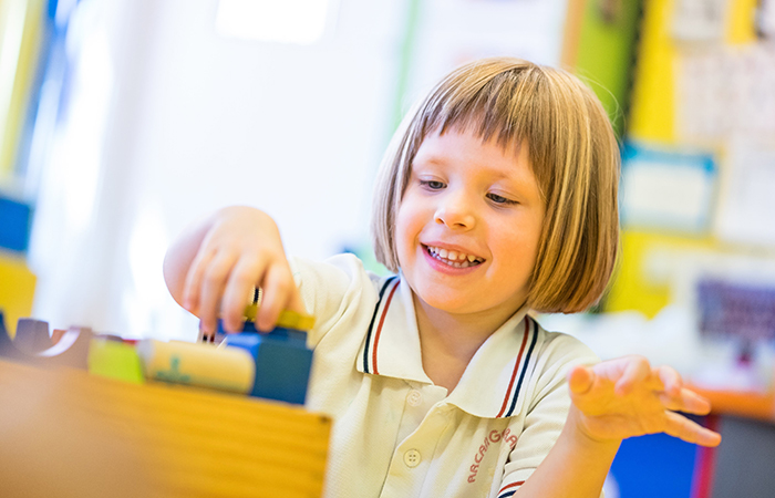 Niña de infantil Colegio Arcángel: idiomas