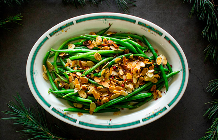 Plato de judías verdes con láminas de almendra tostadas, un buen entrante Entrantes y aperitivos veganos: judías verdes con láminas de almendra