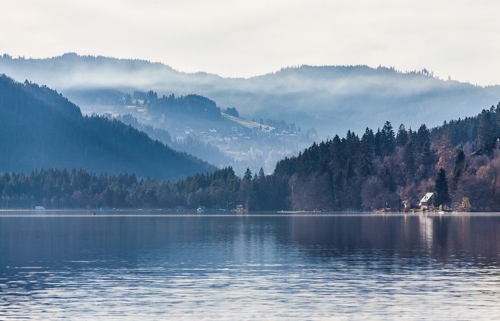 La Selva Negra es una de las zonas naturales más impresionantes de Alemania Las rutas de senderismo más espectaculares de Europa: lago titisee, Selva Negra, Alemania