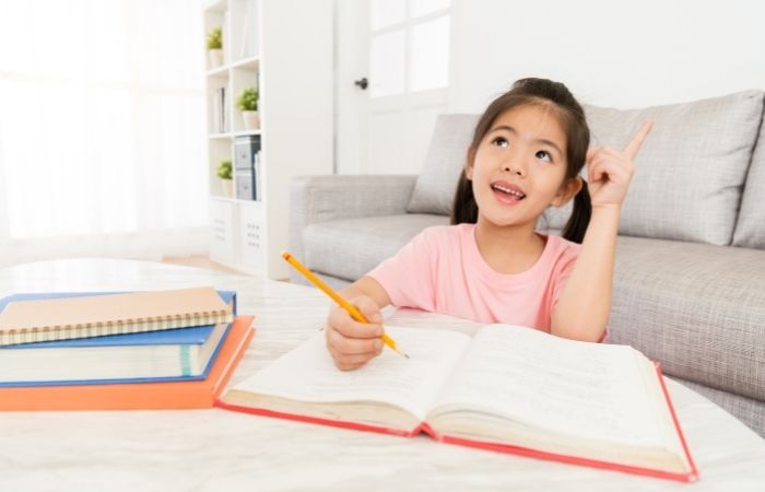 El método de Loci es para niños pequeños y grandes El método de Loci, niña con un libro imaginando un relato