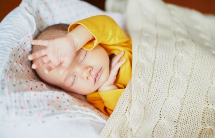 bebé recién nacida dormida nombres vascos para niña: recién nacida dormida