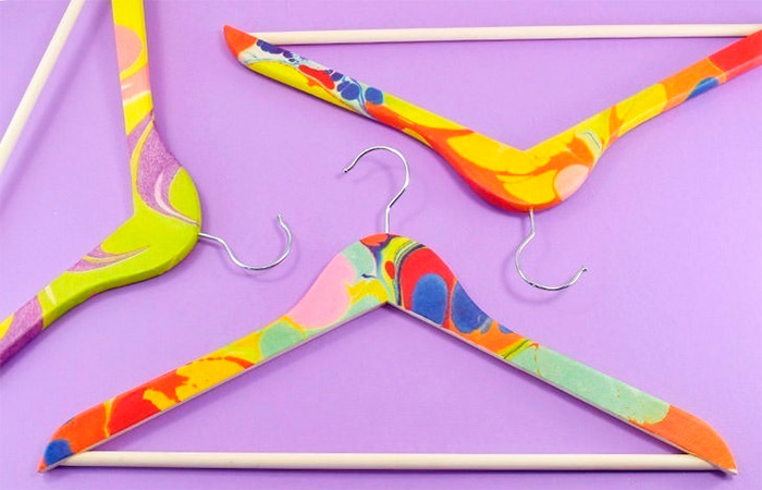 Ideas para decorar con servilletas decoupage unas perchas para la ropa decorar con servilletas de decoupage: perchas