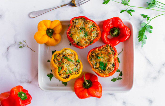 Pimientos rellenos de arroz integral, uno de los aperitivos veganos aperitivos veganos: pimientos rellenos