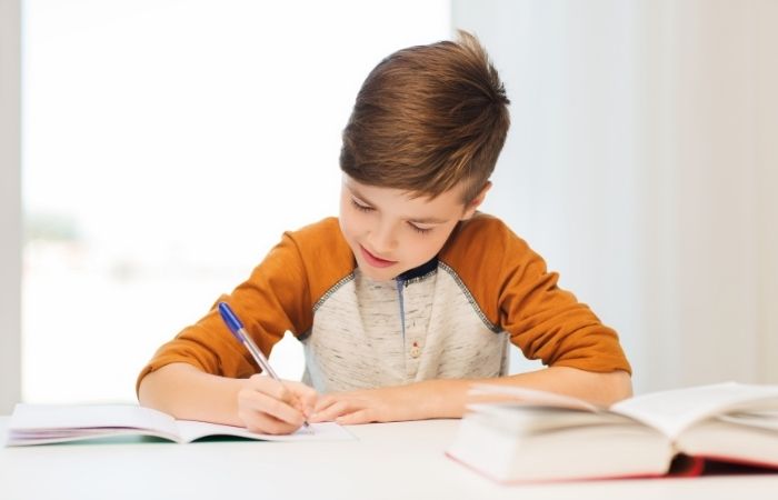 El aprendizaje progresivo, la mejor opción aprender los verbos irregulares en inglés: niño haciendo una lista