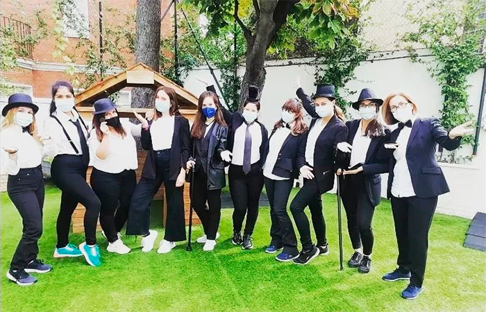 Todas las profesoras, disfrazadas de Charles Chaplin acercar el cine a la escuela infantil