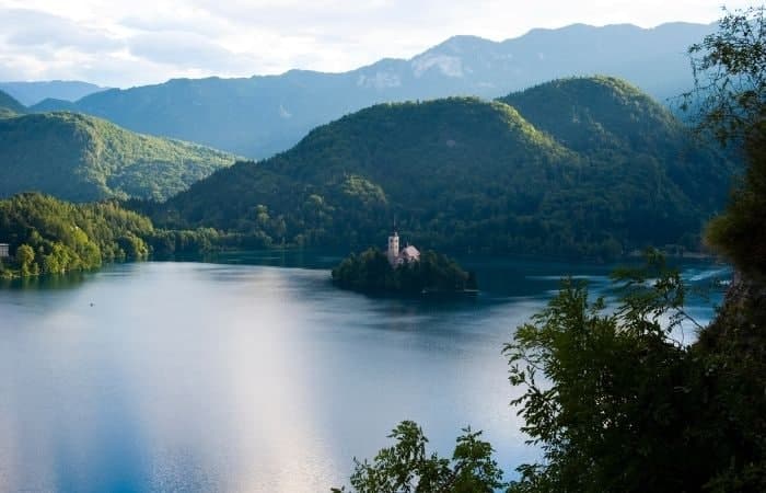 El lago Bled es una de las mejores vistas que ofrece la ruta senderista por los Alpes Julianos Lago Bled, Eslovenia