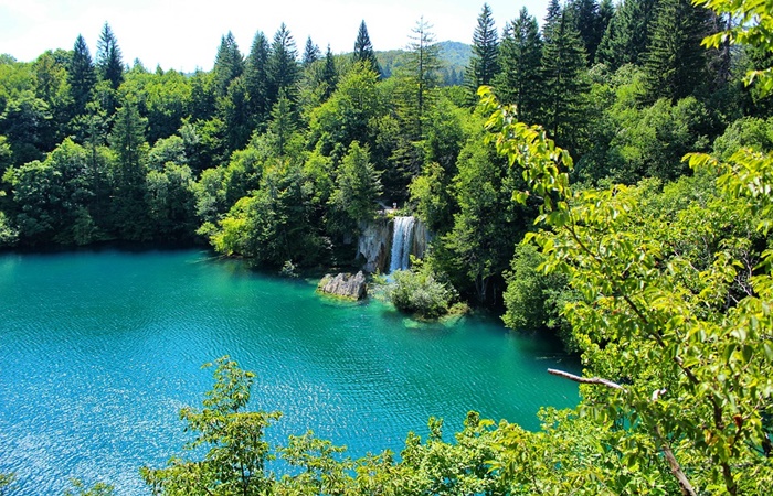 Los Lagos de Plitvice son uno de los mayores atractivos turísticos de Croacia Las rutas de senderismo más espectaculares de Europa: Parque Nacional de los Lagos de Plitvice