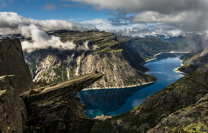 Trolltunga es una de las atracciones favoritas para los excursionistas en Noruega Trolltunga, en la montaña de Hardangervidda