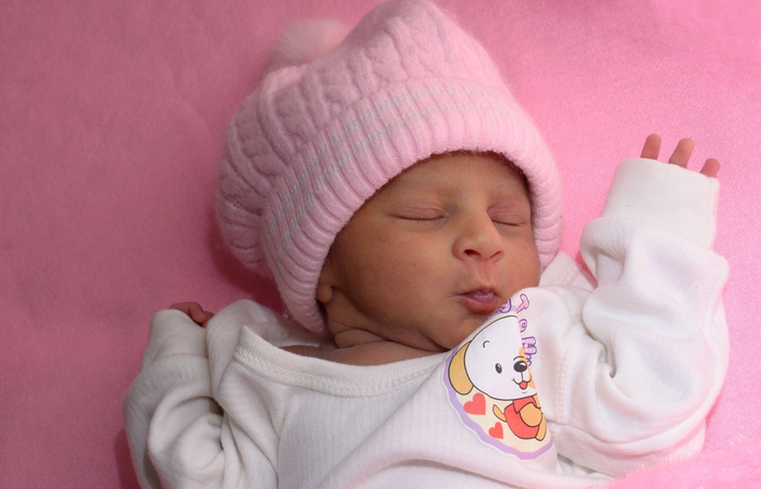 bebé con gorro rosa nombres guanches de niña: recién nacida con gorro rosa