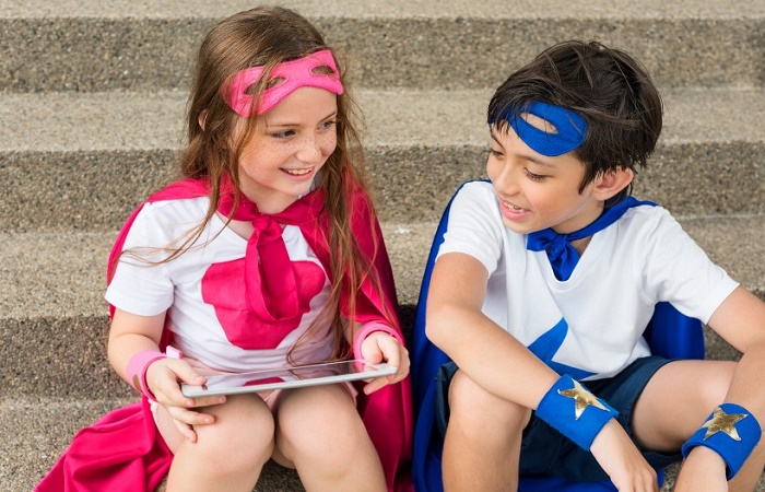 Existen muchos beneficios de disfrazarse en la infancia Conoce los beneficios de disfrazarse con amigos: niño y niña, de superhéroes