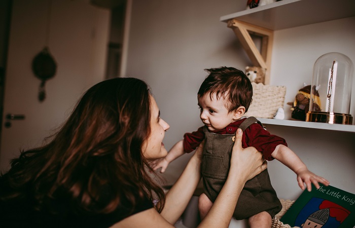 Desarrollo del habla de los niños durante las primeras etapas Fase del desarrollo del habla de los niños: bebé observando a su madre que habla