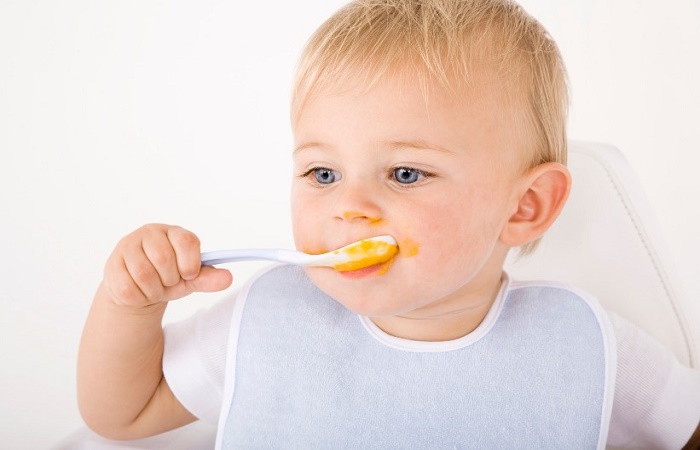 Ensuciarse al comer les ayuda a ser más autónomos Ensuciarse al llevarse la cuchara a la boca estimula a la motricidad
