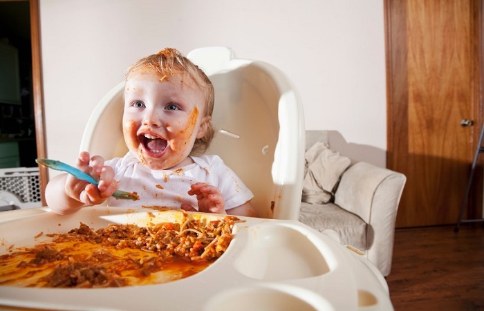 A los bebés les encanta ensuciarse al comer Ensuciarse al comer les ayuda a ser independientes