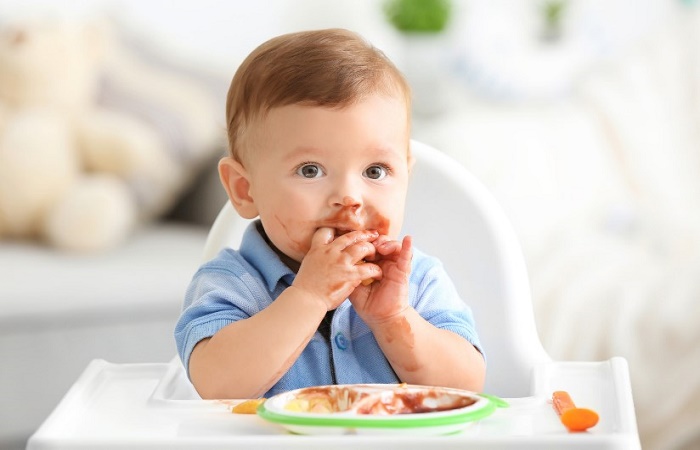 Ensuciarse al comer es bueno para su salud mental Ensuciarse al comer con las manos potencia su autonomía