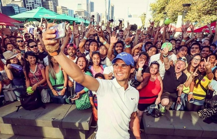 Rafa Nadal y las mejores tenistas de la historia Rafa Nadal, ante un gran grupo de admiradores, un ejemplo para la sociedad