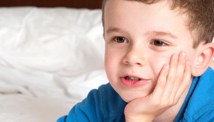 Niños hablan solos. consigo mismo, con sus peluches y juguetes