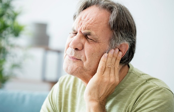 La otitis en invierno puede ser muy dolorosa para los ancianos Otitis en invierno ancianos