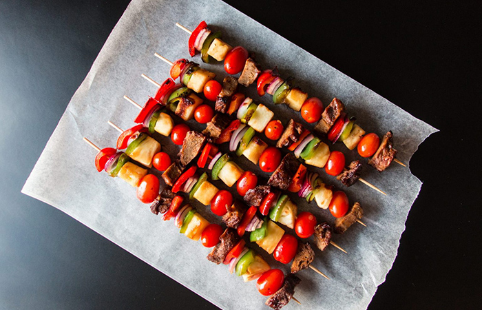 Pinchos de seitán y verduras Como hacer brochetas de seitán y hortalizas
