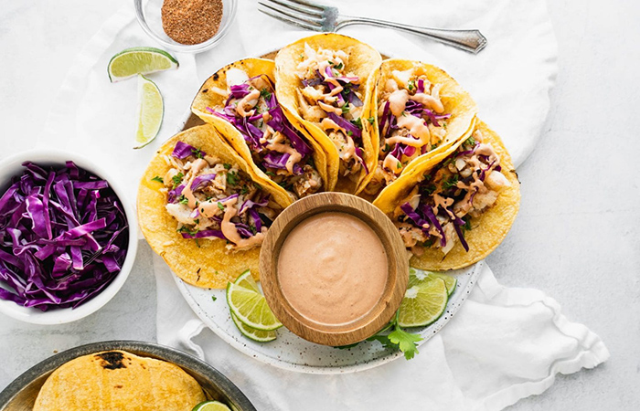 Receta de tacos de pescado Tacos de pescado con cuenco de salsa