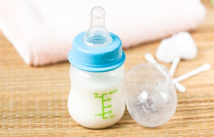 Un biberón pequeño con tetina alargada facilita la succión Método Kassing: biberón pequeño con tetina alargada