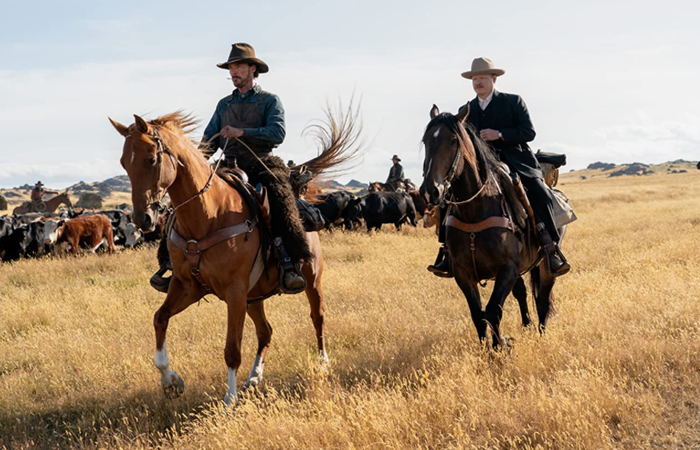 fotograma película el poder del perro películas nominadas a los óscar: el poder del perro, Benedict Cumberbatch y Jesse Plemons cabalgando