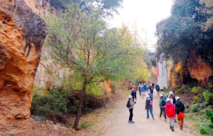 Alumnos de excursión a los yacimientos de Atapuerca Excursión a Atapuerca de alumnos