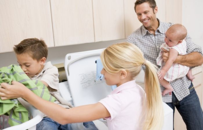 Delegar en casa: tareas en función de la edad Delegar en casa: Poner la lavadora es algo que pueden aprender a hacer