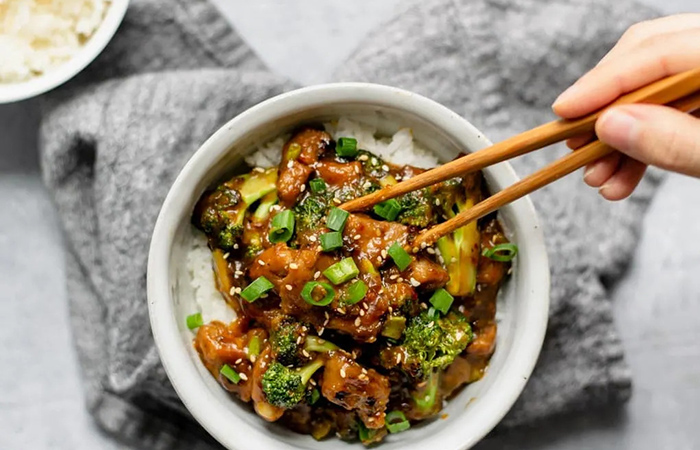 bol de seitán con brócoli Cuenco de seitán con brócoli y arroz blanco al estilo oriental