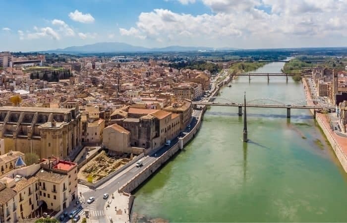 Tortosa agrupa vestigios de diferentes culturas Sitios imprescindibles de las provincias del norte de España: Vista aérea de Tortosa, Tarragona
