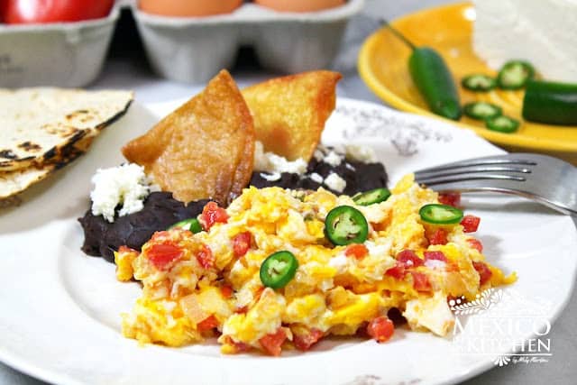 Receta de desayunos internacionales: revuelto mexicano Desayunos internacionales: huevos revueltos al estilo mexicano