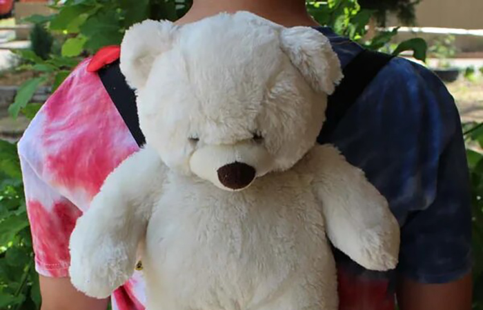 Una mochila hecha con un osito de peluche Cómo reciclar juguetes: un oso de peluche convertido en mochila