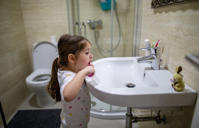 Un buen cepillado de dientes favorece el buen estado de las encías La buena higiene bucal previene el sangrado de las encías