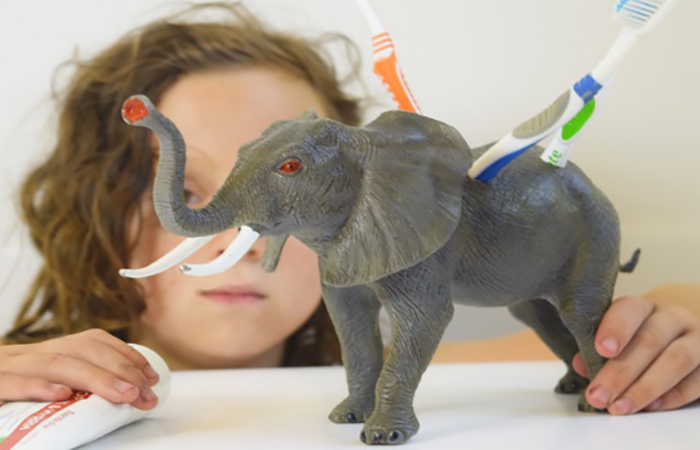 Cómo hacer un soporte para cepillo de dientes Soporte para cepillo de dientes con un elefante de plástico
