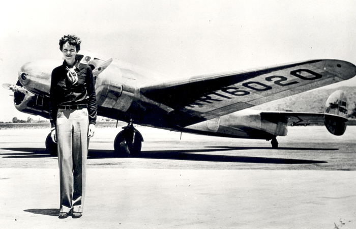 amelia earhart delante de un aeroplano fotografía de amelia earhart en un aeródromo