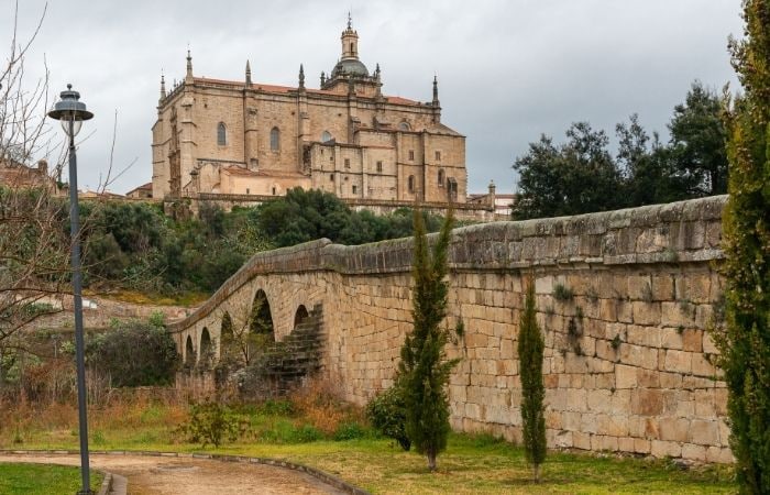 Coria es una ciudad de Cáceres con sitios turísticos de interés Catedral de Santa María de la Asunción en Coria