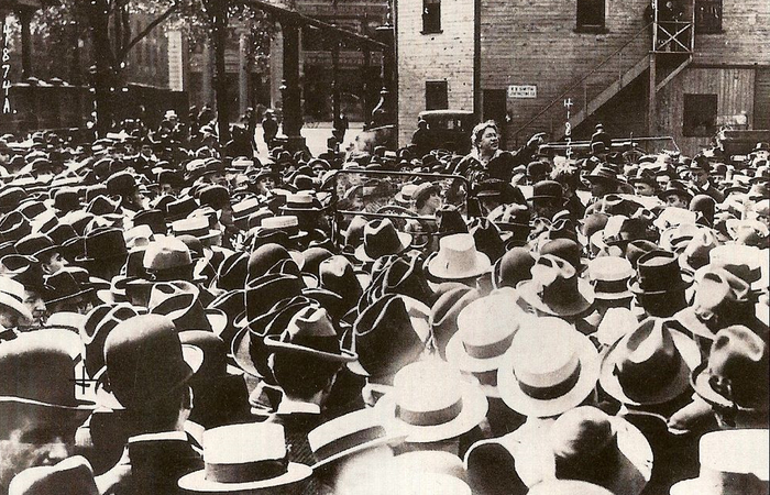 emma goldman en una manifestación emma goldman hablando a una multitud