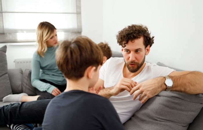 hablar a los niños sobre noticias aterradoras: familia hablando