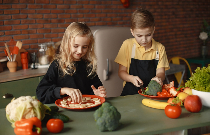 niños cocinando niño y niña preparando alimentos en la cocina