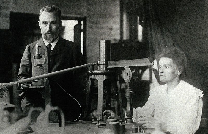 marie curie, en el laboratorio con su marido nombres de niña inspirados en mujeres empoderadas: marie