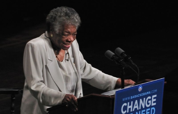 maya angelou hablando en una tribuna maya angelou