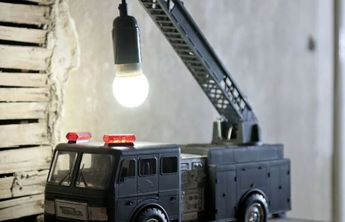 Lámpara hecha con un coche de bomberos reciclar los juguetes: un camión de bomberos transformado en lámpara