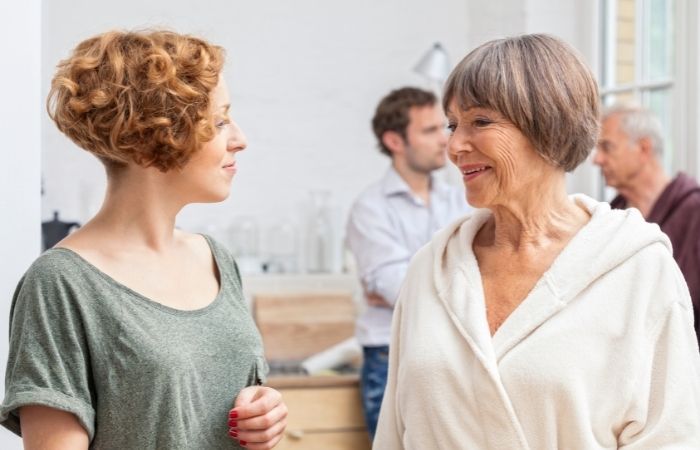 Cómo tratar de resolver los conflictos con los suegros Las relaciones con los suegros
